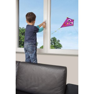 Kind öffnet weiße Fenster- und Balkontürsicherung. Schutz vor Sturz.