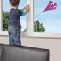 Kind öffnet weiße Fenster- und Balkontürsicherung. Schutz vor Sturz.