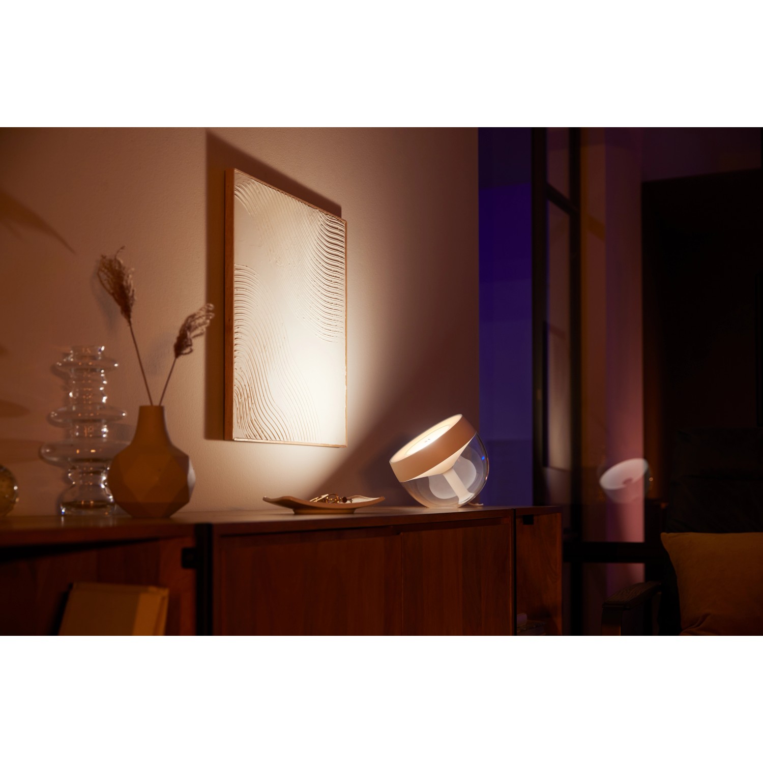 Philips Hue Iris Tischleuchte in Weiß, Ambientelicht für Wohnraum, steuerbar per App.