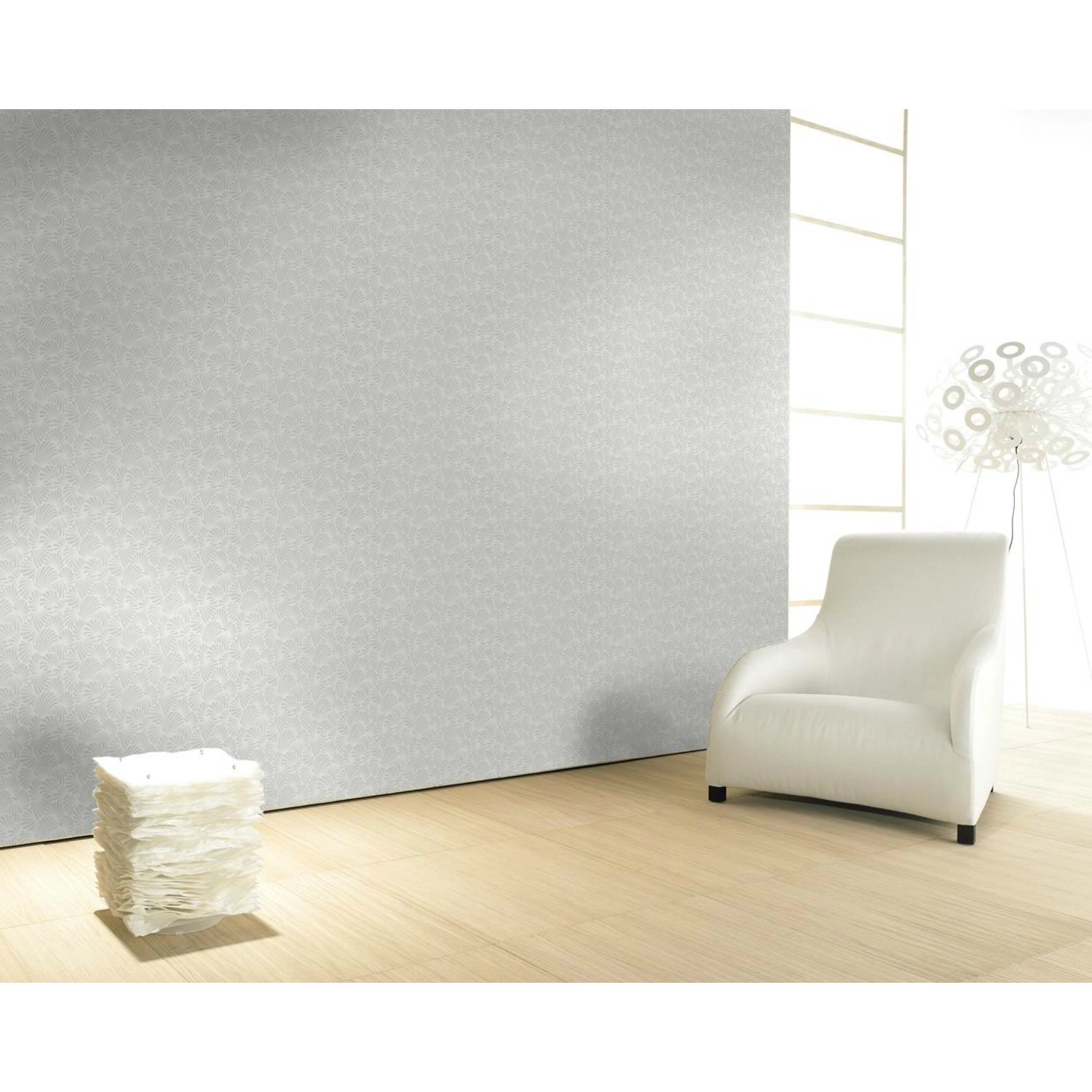 Helle Vliestapete Nabucco mit Herzmuschel-Muster in Weiß im Raum.