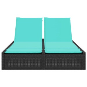 Schwarze Doppel-Sonnenliege aus Polyrattan mit türkisfarbenen Kissen.