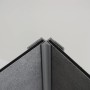 Detailaufnahme der grauen Hüppe EasyStyle Wandverkleidung (150x255cm) mit Verbindungsprofil.