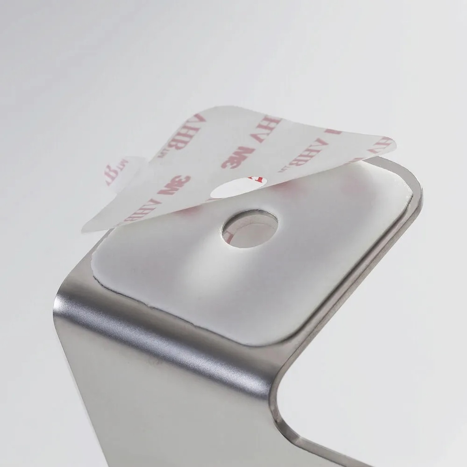 Detailaufnahme der Montageplatte der Tiger Colar WC-Bürste mit 3M Klebefläche.