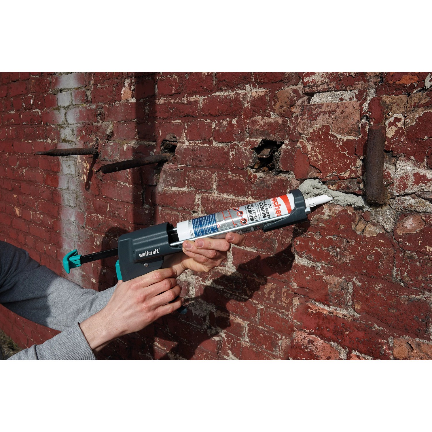 Wolfcraft Kartuschenpresse MG 600 Pro in Anwendung an einer Ziegelwand.