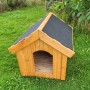 Braune Promadino Hundehütte aus Kiefernholz mit Satteldach und wärmeisolierter Bauweise.