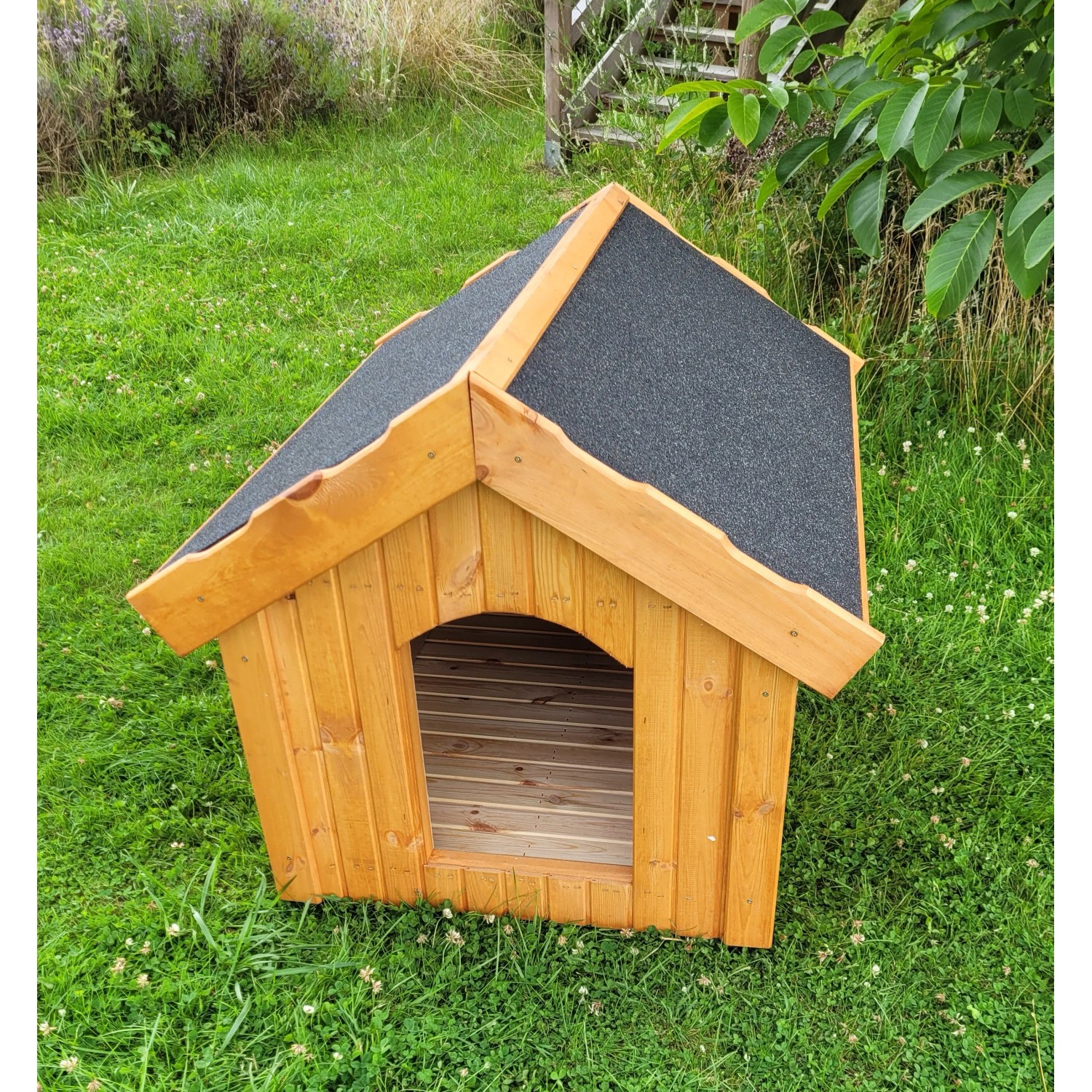 Braune Promadino Hundehütte aus Kiefernholz mit Satteldach und wärmeisolierter Bauweise.