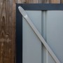 Detailansicht Globel Metall-Anlehngerätehaus in Anthrazit, Fokus auf Wandbefestigung.