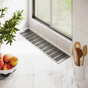 Edelstahlfarbenes MS Beschläge Lüftungsgitter aus Aluminium, 130x400mm, eingebaut unter einem Fenster.