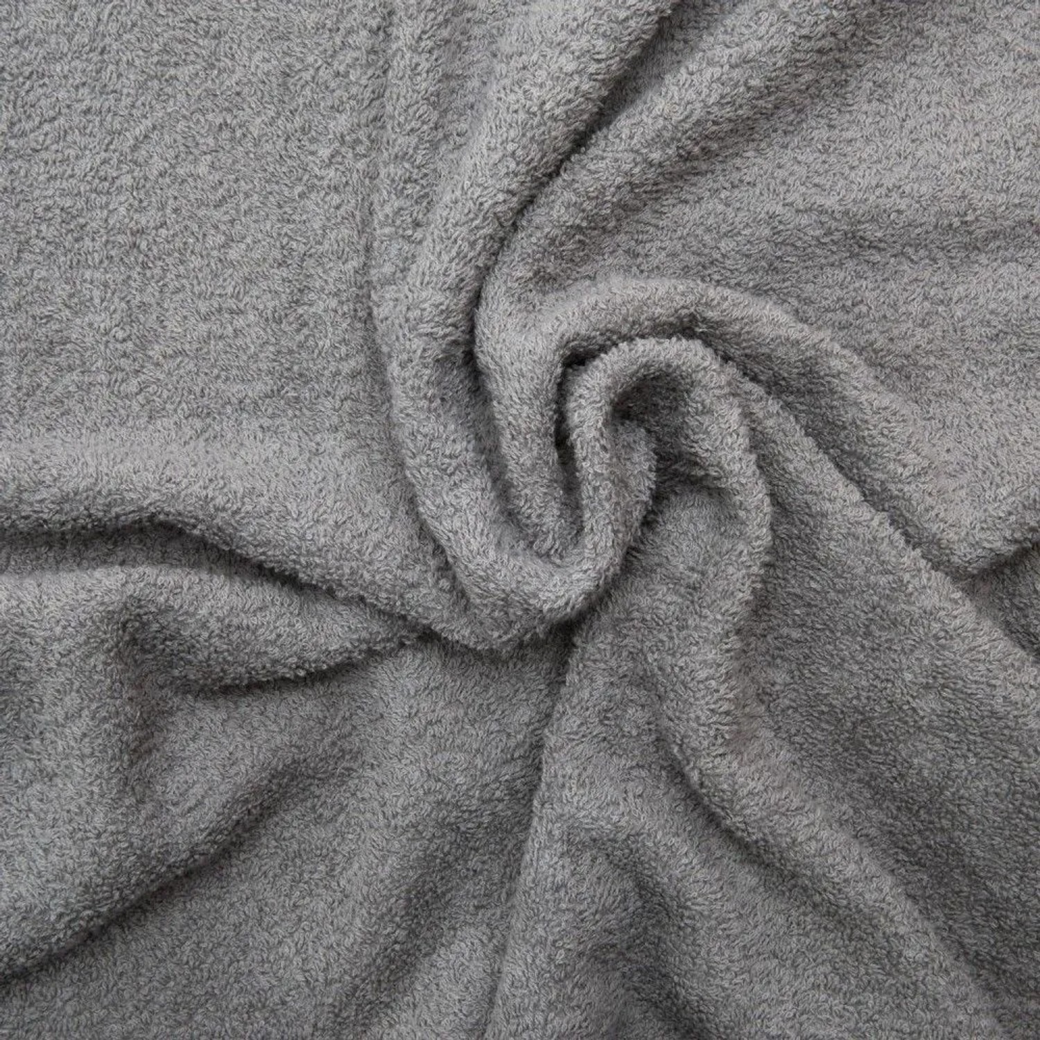 Graues, weiches Frottee Handtuch Marbella für Liegen. Detailaufnahme des flauschigen Baumwollstoffs mit Falten.