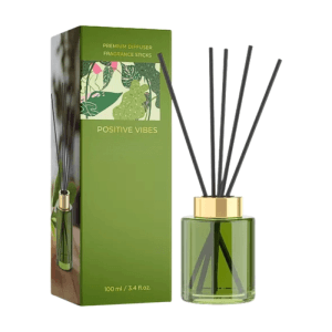 Grüner Luxus Raumduft Diffuser aus Glas mit goldener Kappe, schwarzen Stäbchen und passender Verpackung. Litschi & Bergamotte Duft.