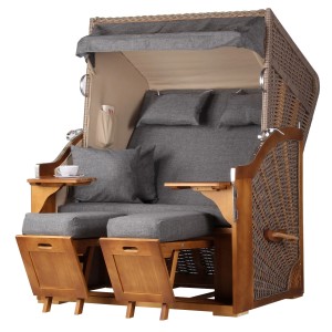 Zweisitzer Strandkorb Schleswig aus Pinienholz, PE Mokka, mit Polstern, Bistrotischen und ausziehbaren Fußstützen.