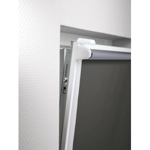 Detailaufnahme: Grau Thermo-Rollo Manresa 60x175 cm mit Klemmträger am Fensterrahmen.