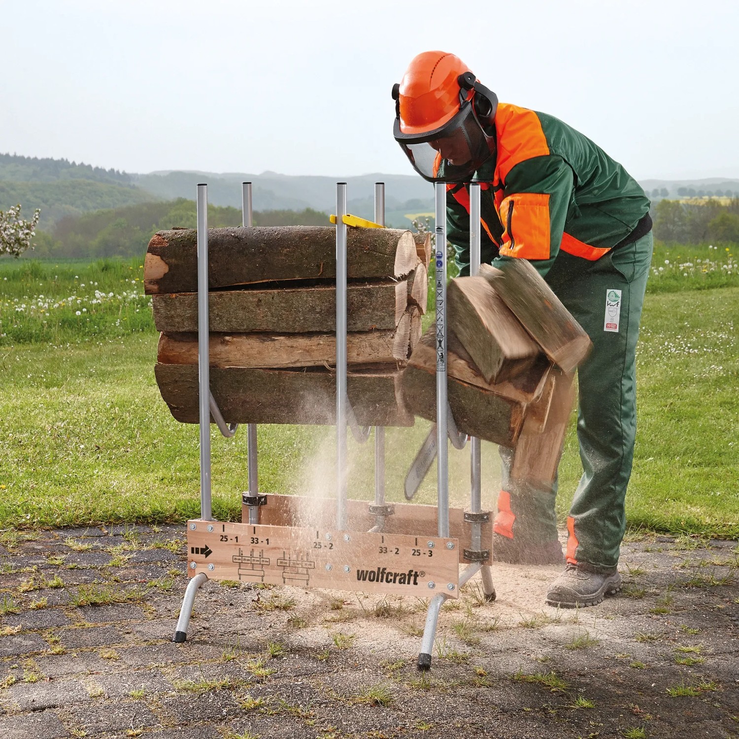Wolfcraft Sägebock FSC® im Einsatz: Mann sägt Holz mit Kettensäge. Sicherer Arbeitsbock für Brennholz.