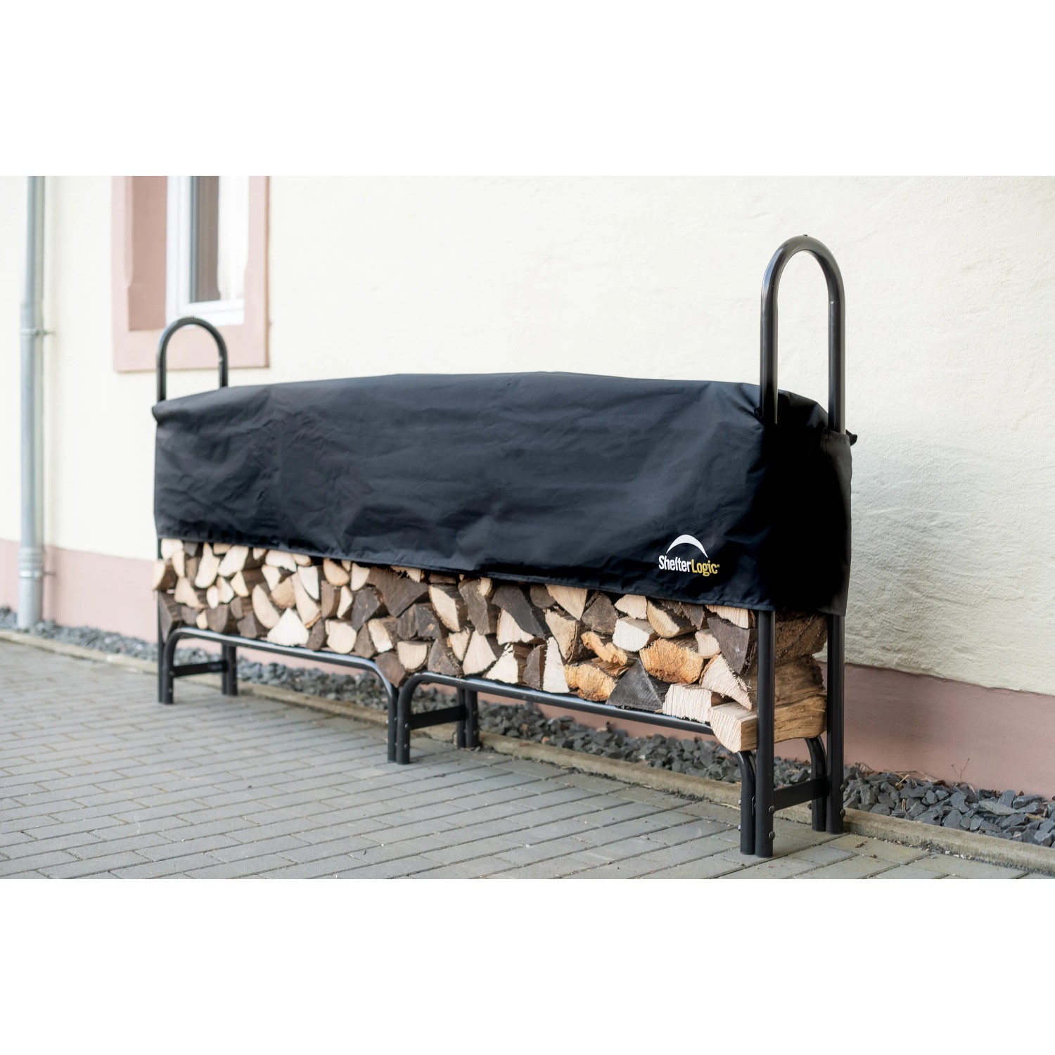 Schwarzes ShelterLogic Kaminholzregal 244x118cm mit Abdeckung, befüllt mit Holz.