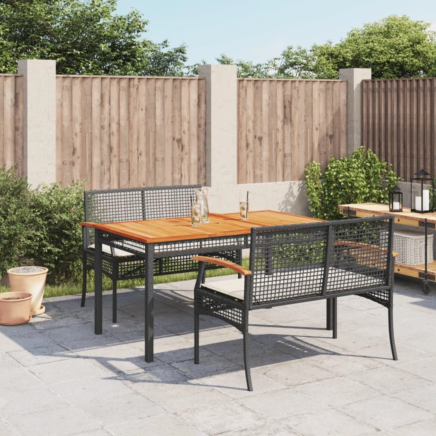 vidaXL 3-tlg. Garten-Essgruppe mit schwarzen Poly Rattan Bänken und Akazientisch, inklusive Sitzkissen.
