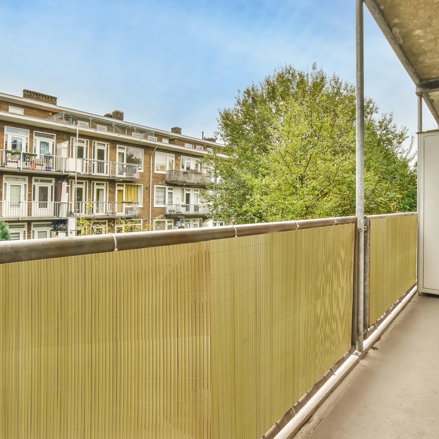 CCLIFE PVC Sichtschutzmatte in Beige auf Balkon, 90x300cm, als Wind- und Blickschutz.