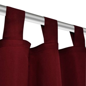 Dunkelrote Satin Vorhänge (2 Stk.) mit Schlaufenaufhängung an einer Gardinenstange.