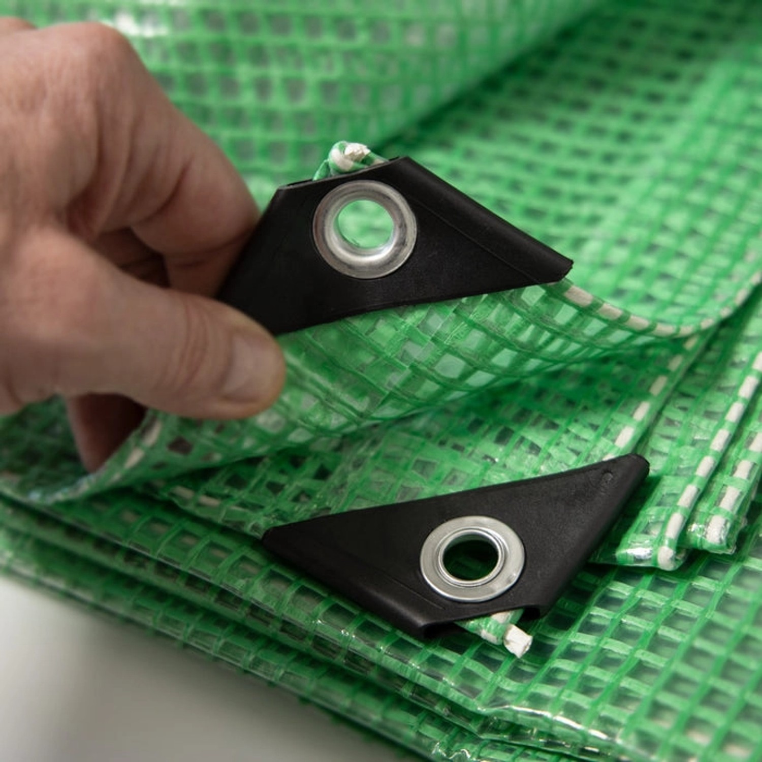 Grüne KARAT Abdeckplane (8x12m) mit Ösen, reißfest und wasserdicht.