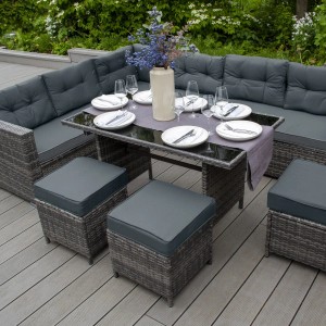 Graue Rattan Gartenmöbel Eckgarnitur mit Tisch, Hockern und Kissenbox für 9 Personen.
