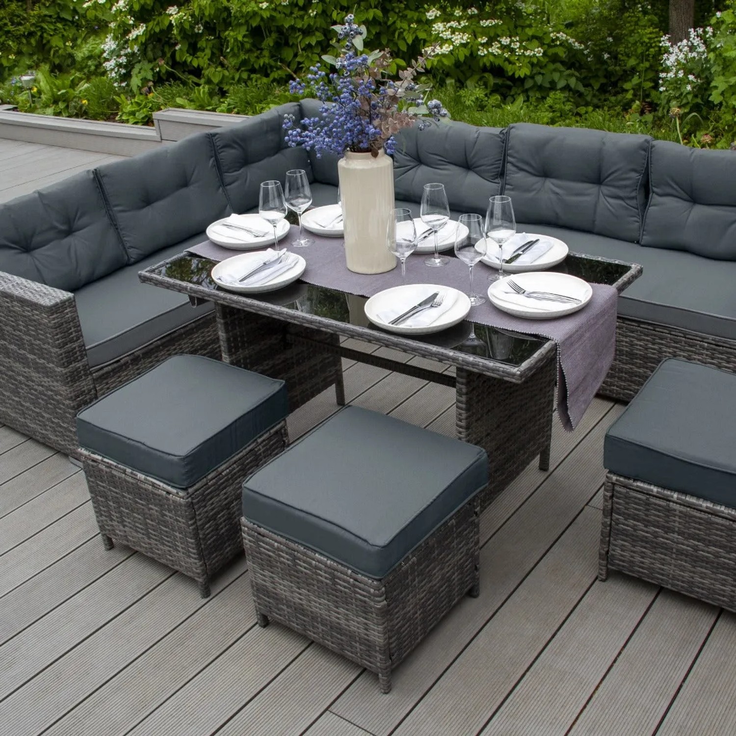 Graue Rattan Gartenmöbel Eckgarnitur mit Tisch, Hockern und Kissenbox für 9 Personen.