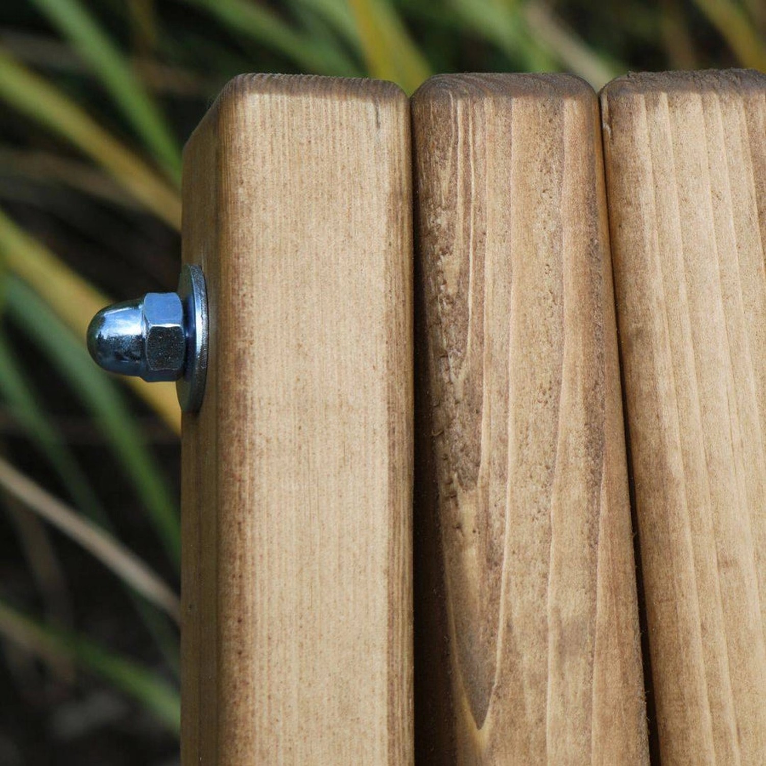Detailaufnahme: Holz4home Gartenmöbel Kiefer, Verbindung mit Schraube und Mutter.