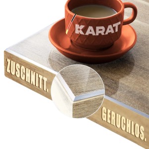 Transparente, matte KARAT Tischfolie 40x115cm mit abgeschrägter Kante und Kaffeetasse.