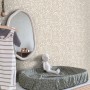 ESTAhome Vliestapete mit zartem Blumenmuster in Hellbeige, dekoriert ein Kinderzimmer mit Wickeltisch.