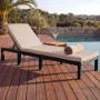MCW Poly-Rattan Sonnenliege A51 Basic in Braun mit cremefarbenem Kissen am Pool auf Holzterrasse.