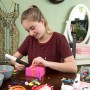 Mädchen verziert Geschenk mit Bosch Gluey Heißklebestift Marshmallow. Kabelloses Heißklebegerät für Bastelprojekte.