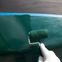 Auftragen von anthrazitgrauem Bootslack mit Farbrolle auf ein Boot.