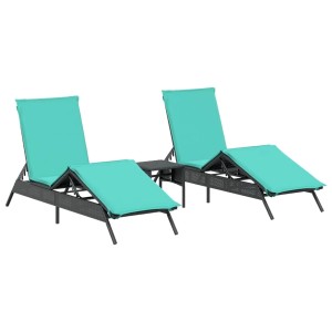 Sonnenliegen Set: 2 schwarze Rattanliegen mit türkisen Auflagen und kleinem Tisch.