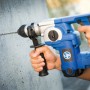 LUX Hammerbohrer Comfort SDS-Plus, 12 mm, beim Bohren in Beton.