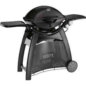 Weber Q 3200 Black Line Gasgrill mit 2 Brennern und Seitentischen auf einem Grillwagen.