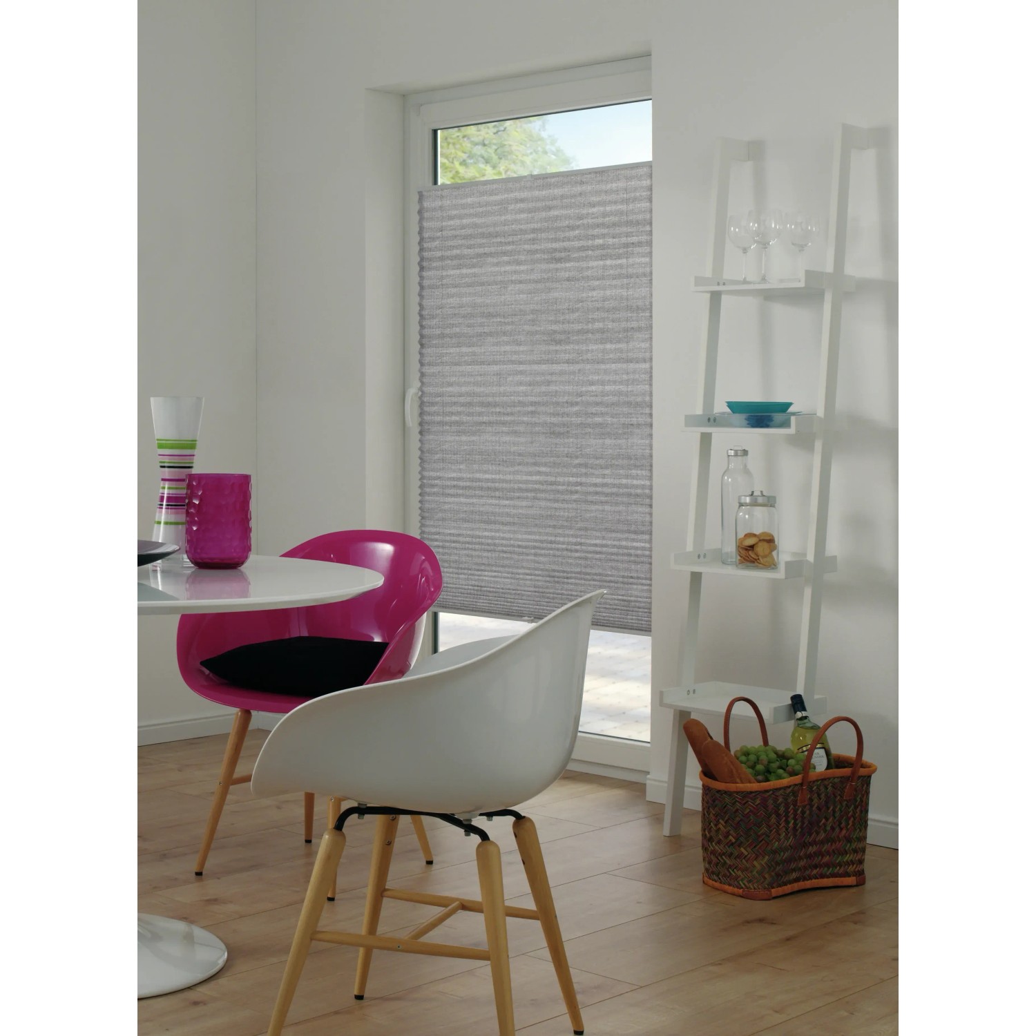 Graues Gardinia Plissee Concept aus Recycling-Stoff am Fenster, blickdicht und einfach zu montieren.