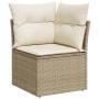 Beige Garten-Sofagarnitur Ecke aus Polyrattan mit cremefarbenen Kissen.