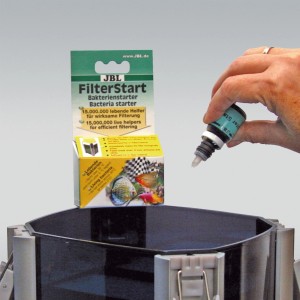 Anwendung von JBL FilterStart Bakterien für Aquarienfilter. Bakterienpräparat zur Filterung.