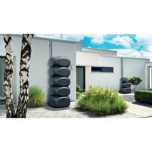 Waterform Regentonne Gubo 1000 l in Anthrazit vor modernem Haus. Zwei Regentonnen im Garten.
