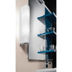 Weiße Eglo Wandleuchte Bari 1 mit Steckdose im Badezimmer.