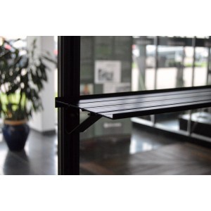 Schwarzes Juliana Aluregal mit Halterung für Gewächshäuser.