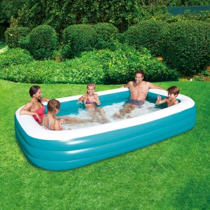 Summer Waves Family Pool: Aufblasbarer, rechteckiger Pool mit Familie im Garten.