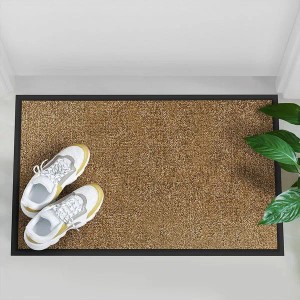 Beige Schmutzfangmatte Rhine 120x300 cm als Fußmatte und Türvorleger im Eingangsbereich.