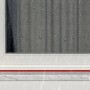 Anwendung von Fischer Bauklebstoff Multi MS Weiß zur Abdichtung eines Fensters bei Regen.