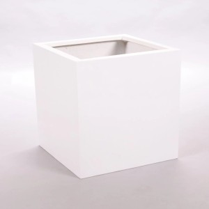 Quadratischer, perlmutt-weißer Pflanzkübel (30x30x30cm) aus Fiberglas für Innen- und Außenbereich.