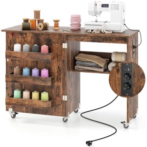 Brauner klappbarer Nähtisch mit Nähmaschine, integrierter Ladestation und Fadenregalen auf Rollen.
