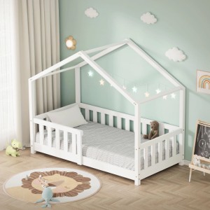 Weißes ML-Design Hausbett (70x140 cm) aus Kiefernholz mit Rausfallschutz im Kinderzimmer.