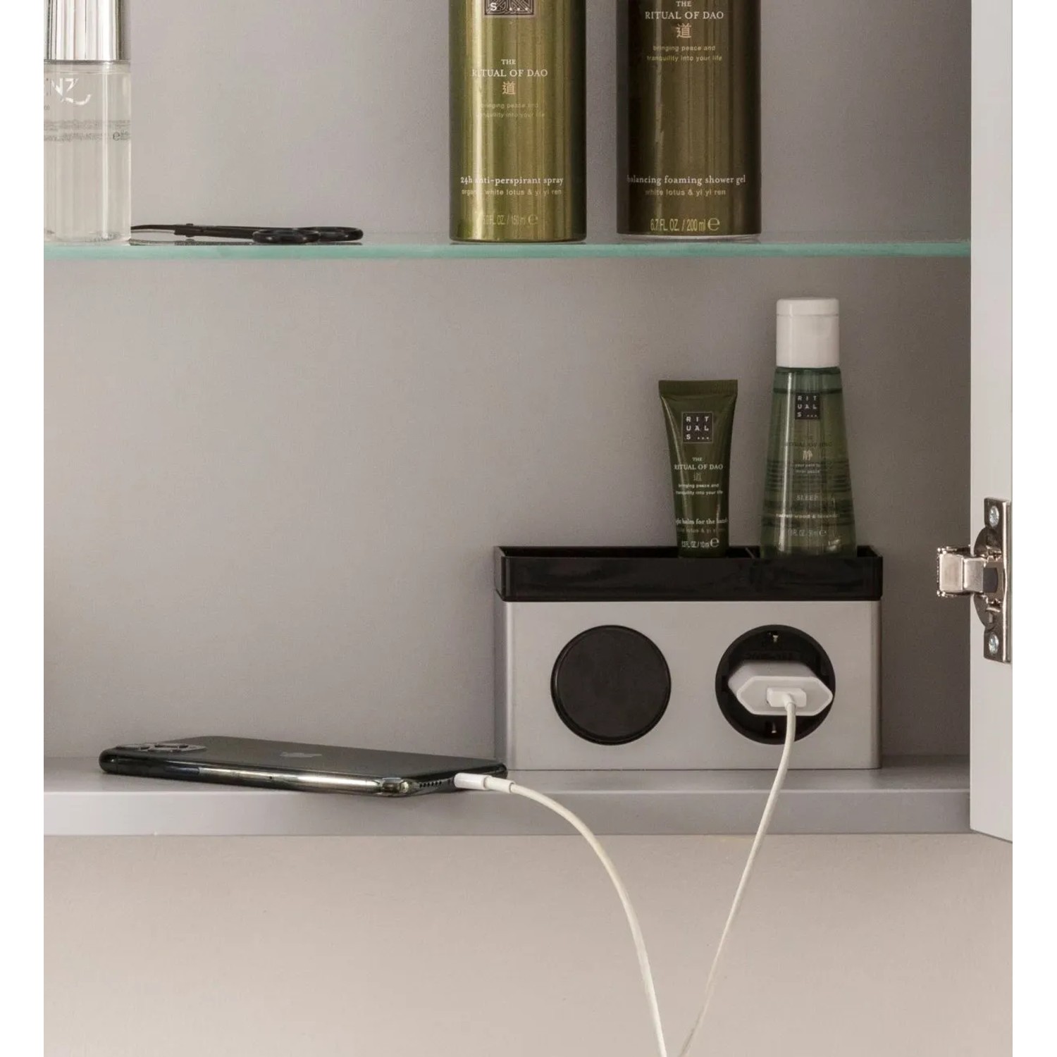 Fackelmann Spiegelschrank Eiche Natur 60cm mit Softclose, Innenansicht mit Steckdose und diversen Badartikeln.