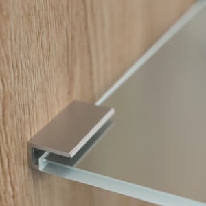 Detailaufnahme: Hutablage aus Glas mit Metallhalterung der Posseik Garderobe Elite in Eiche.