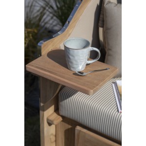 Detailaufnahme Strandkorb Rantum Grande Teak: Tasse und Löffel auf Teak-Ablage.