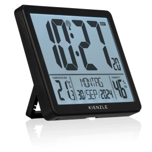 Schwarzer Kienzle Digital XXL Funkwecker mit Anzeige von Uhrzeit, Datum, Temperatur und Luftfeuchtigkeit.