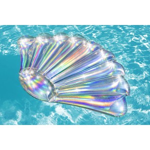 Bestway Luftmatratze in Muschelform, schimmernd, auf blauem Wasser. Größe 152x100x20,5 cm.